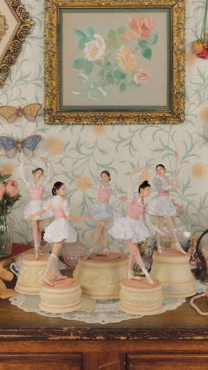Red Velvet Kpop Feel My Rhythm ballet figurines