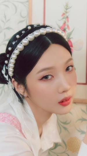 Joy from Red Velvet wearing a pearl headband