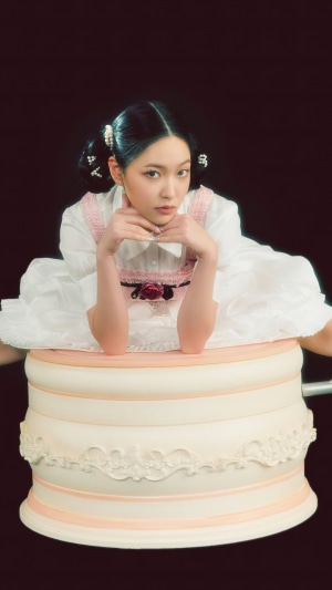 Yeri from Red Velvet on a cake