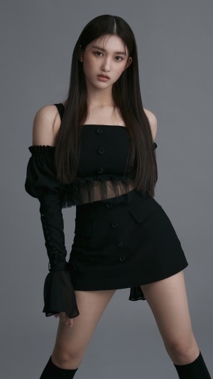 Leeseo from IVE in a stylish black outfit