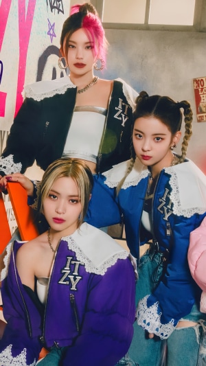 ITZY Kpop group members posing