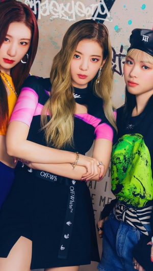 ITZY Kpop group members posing