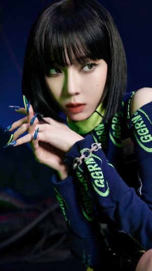 Winter from Aespa in dark blue and green outfit