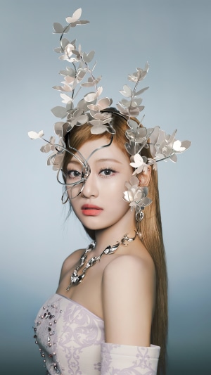 Ningning from Aespa wearing a floral headdress and necklace