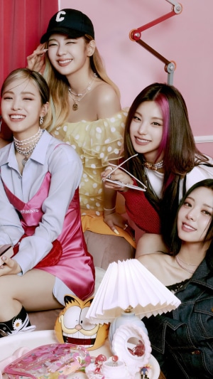 ITZY members Yeji, Ryujin, Chaeryeong, and Yuna posing