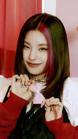 Yeji from ITZY holding a pink bow