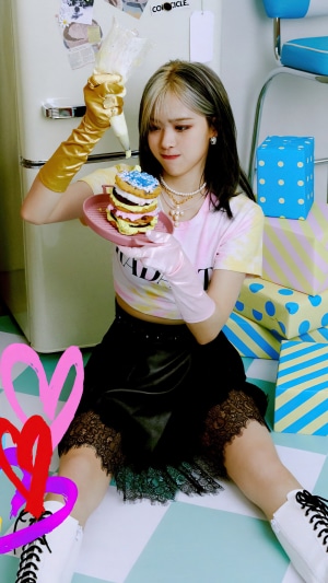 Ryujin from ITZY decorating a cake