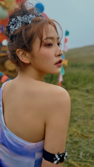 Yeri from Red Velvet wearing a tiara and arm cuff