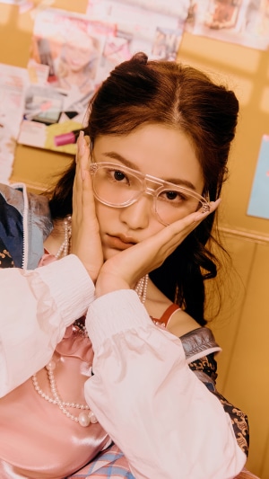Yeri from Red Velvet wearing glasses and pearls