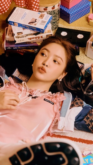 Yeri from Red Velvet lying down with VHS tapes