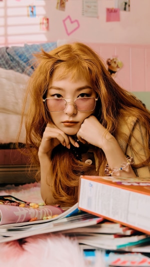 Seulgi from Red Velvet wearing pink sunglasses