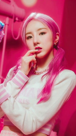 Juhyeon from Lightsum with pink hair