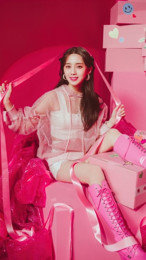 Kim Na Young from Lightsum in pink outfit
