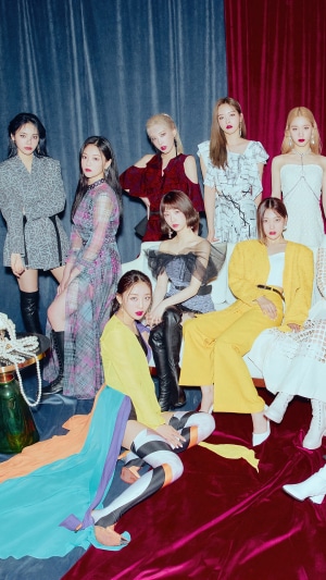 Loona Kpop Girls posing for a group photo