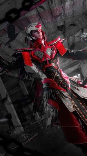 Cosplayer in red and black armor with crows