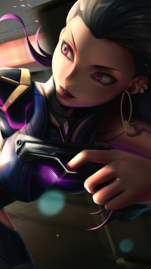 Reyna from Valorant holding a gun