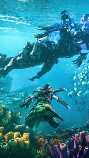 Aloy underwater fighting a machine in Horizon Forbidden West