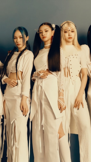 EVERGLOW members in white outfits