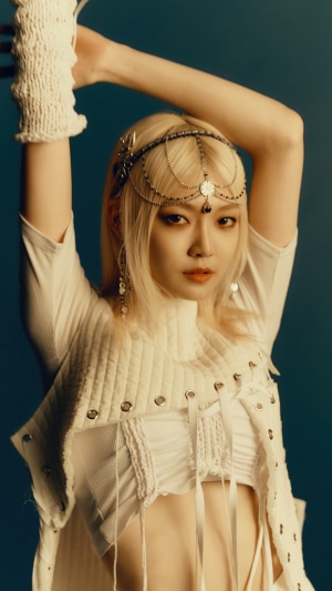 Onda from EVERGLOW with headpiece
