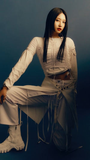 Sihyeon from EVERGLOW posing in white outfit