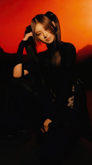 Yiren from EVERGLOW posing in black outfit