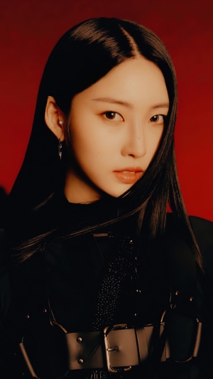 Sihyeon from EVERGLOW posing against a red background