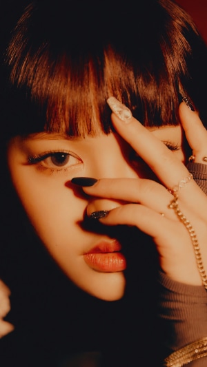 E:U from EVERGLOW close-up portrait