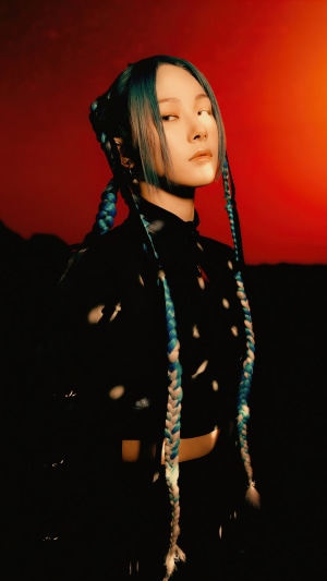 Mia from EVERGLOW with blue braids