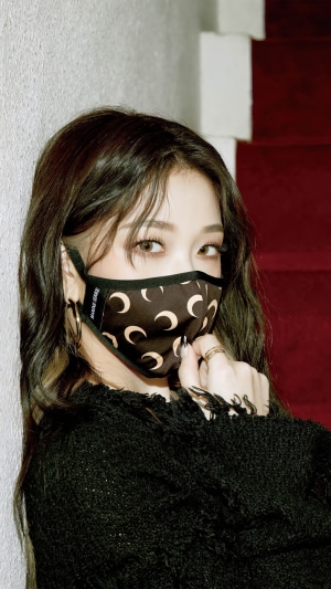 Lee Seo Yeon from Fromis 9 wearing a mask