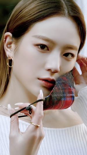 Jang Gyu Ri from Fromis 9 holding a mask
