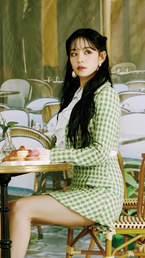 Chaeyoung from Fromis 9 at a cafe