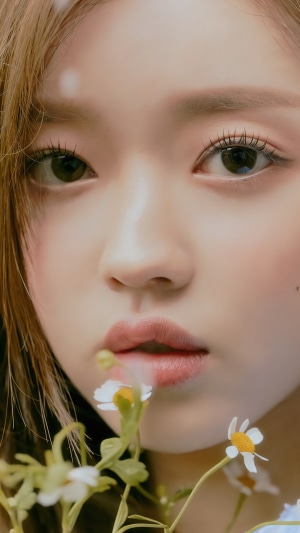 YooA from Oh My Girl with daisies