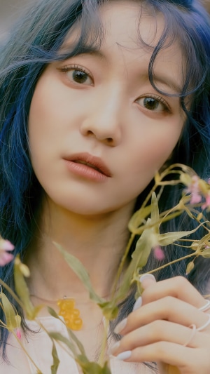 Binnie from Oh My Girl with blue hair and flowers