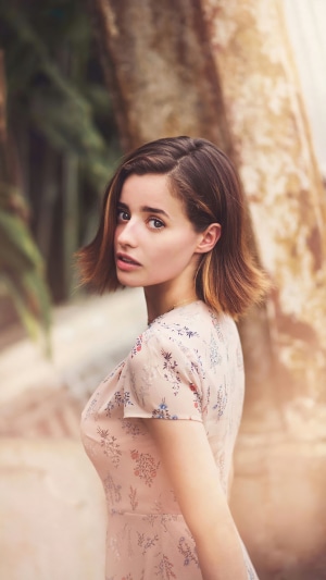 Holly Earl Actress
