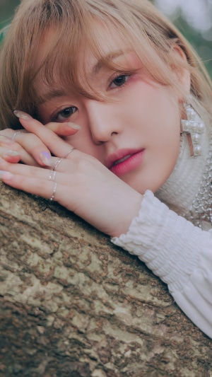 Wendy from Red Velvet posing near a tree