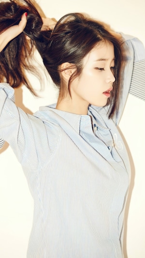 IU (Lee Ji Eun) tying her hair