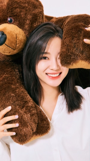 Kim Sejeong with a large teddy bear