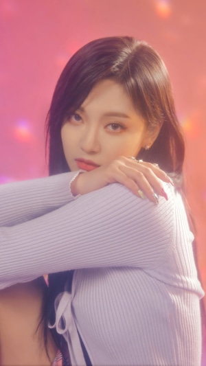 Ningning from Aespa posing with purple cardigan