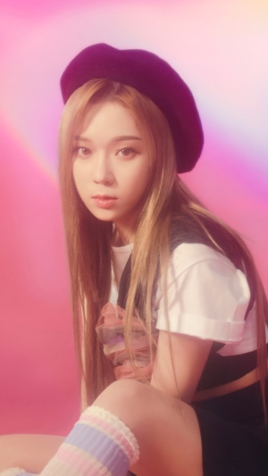 Winter from Aespa wearing a beret