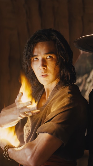 Liu Kang using fire power in Mortal Kombat