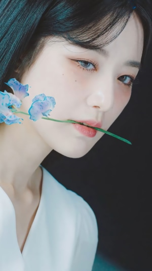 Shuhua from GIDLE with blue flowers