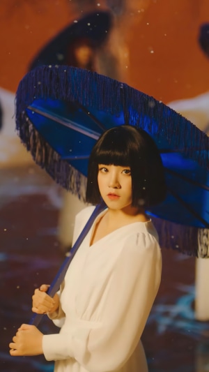 Song Yuqi from GIDLE holding a blue umbrella