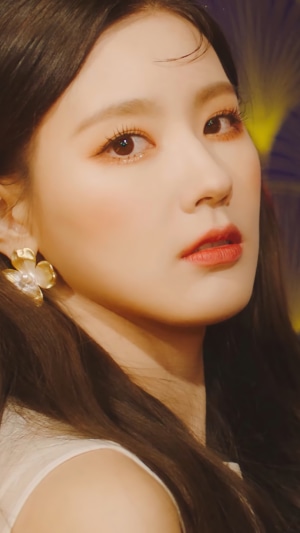 Miyeon from GIDLE in Elegant Pose