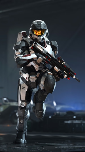 Spartan soldier from Halo Infinite holding a rifle