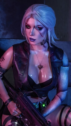Ciri from Cyberpunk 2077 Cosplay with Gun