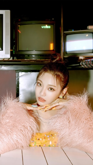 Ningning from Aespa in a pink fluffy jacket