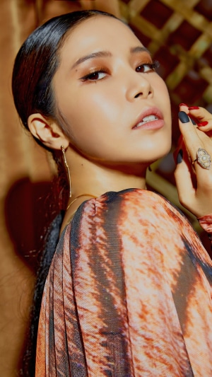 Solar from MAMAMOO posing with jewelry