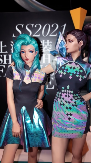 Seraphine and Kai'Sa from K/DA in Shanghai Fashion Week