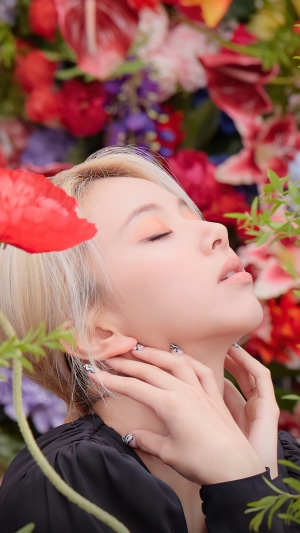 Chaeyoung from TWICE with flowers