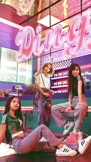 MAMAMOO members in a retro diner setting